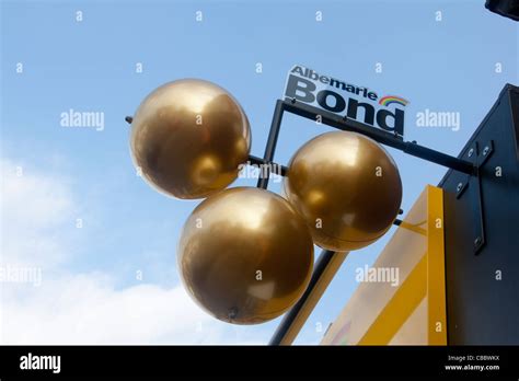 3 balls pawn shop symbol.